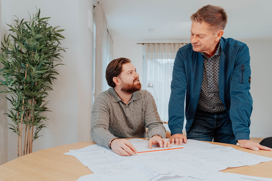 Persönliche Bauplanung bei Schopf & Teig mit gemeinsamer Besprechung von Bauplänen.