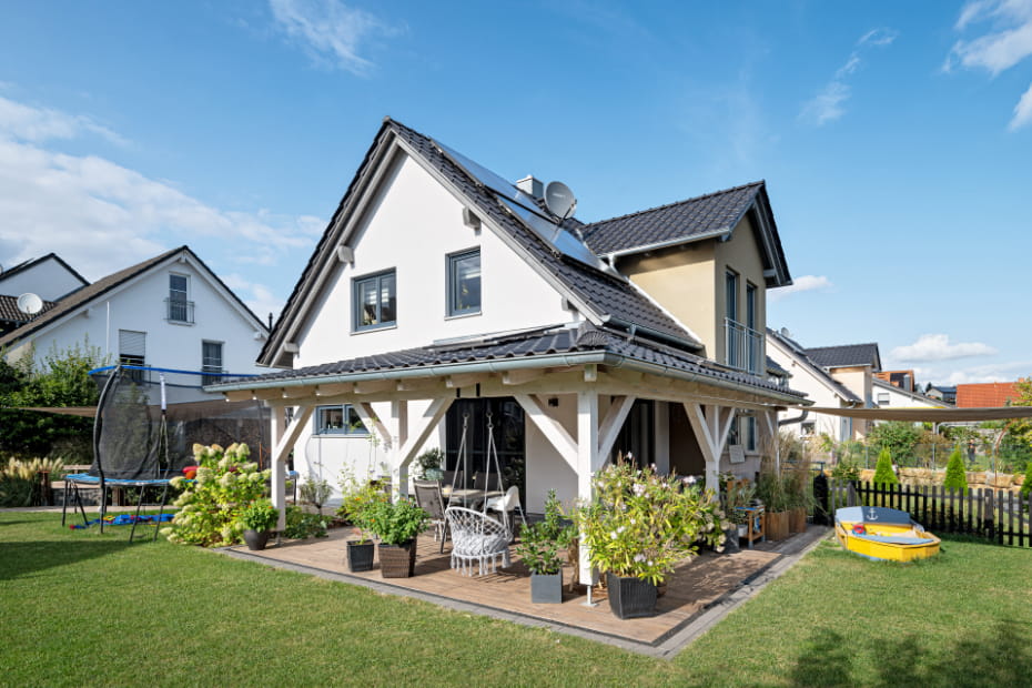 Einfamilienhaus von Schopf & Teig mit überdachter Terrasse, Garten und Satteldach.