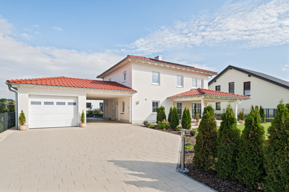 grundstueck-finden-bewertung Modernes Einfamilienhaus von Schopf & Teig mit Garage, Carport und großzügiger Außenanlage.