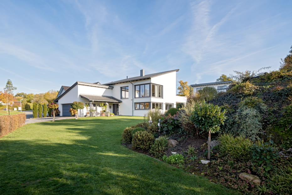 grundstueck-finden-coburg Modernes Einfamilienhaus von Schopf & Teig mit großzügigen Fensterflächen und Garten.