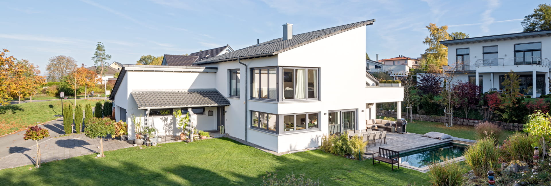 grundstueck-finden-panorama Modernes Einfamilienhaus von Schopf & Teig mit Terrasse, Garten und Pool.