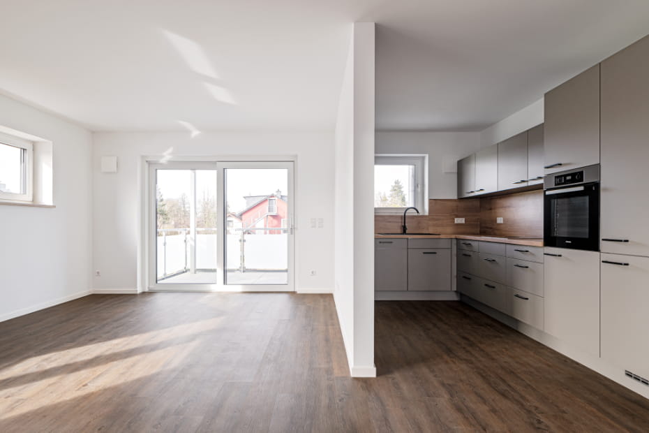 wissensratgeber-abnahme Moderner Wohnbereich mit Einbauküche in einem schlüsselfertigen Haus von Schopf & Teig.