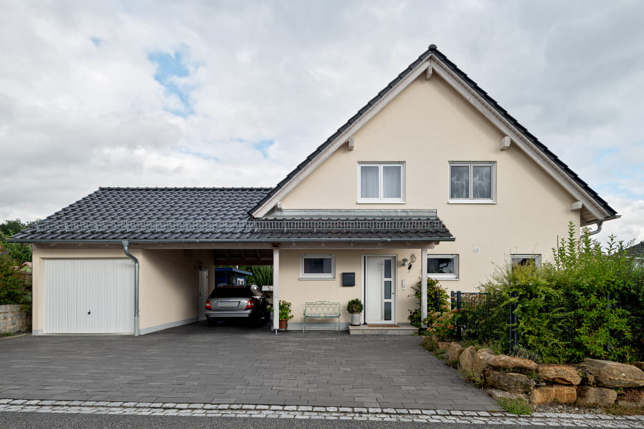 wissensratgeber-grundstueck-sichern-einfamilienhaus Moderne Mehrfamilienhäuser von Schopf & Teig mit großzügigen Fenstern und begrünter Außenanlage.
